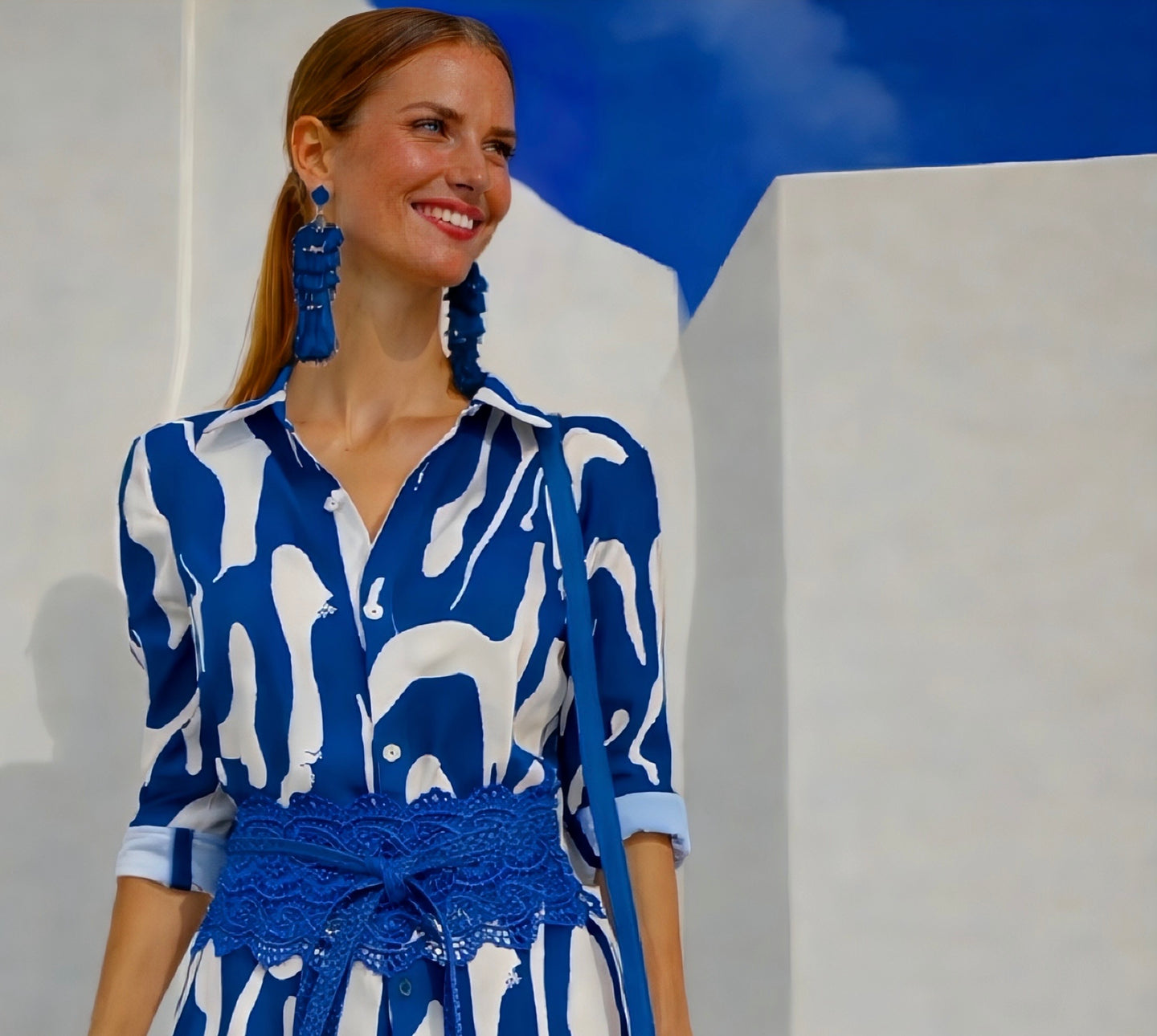 Vestido Fatima estampado camisero, fajín azul  incluido, tallas (36-52)