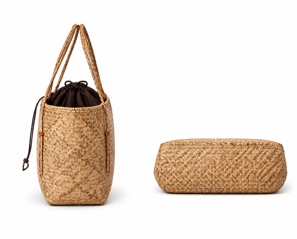 Bali raffia basket
	•	Height: 28–32 cm
	•	Width: 35–40 cm
	•	Depth: 12–15 cm