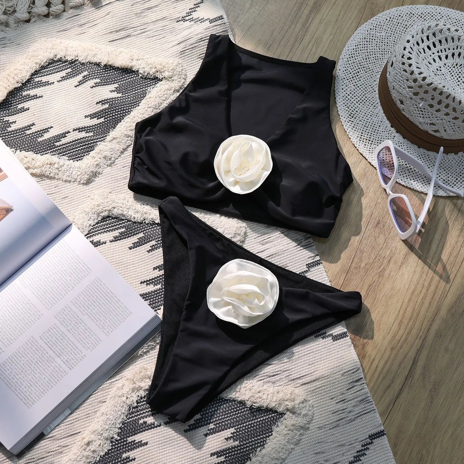 Bikini Flor blanco y negro, 2 colores y 4 tallas
