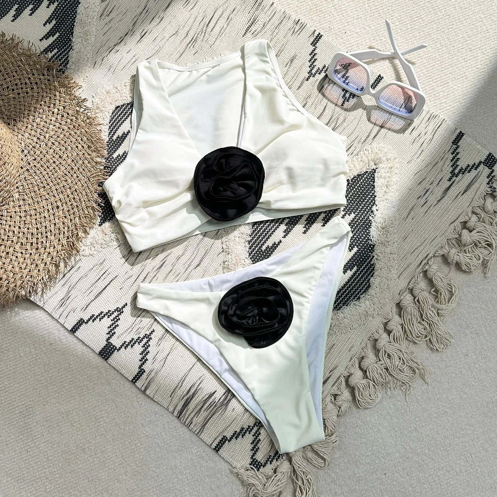 Bikini Flor blanco y negro, 2 colores y 4 tallas