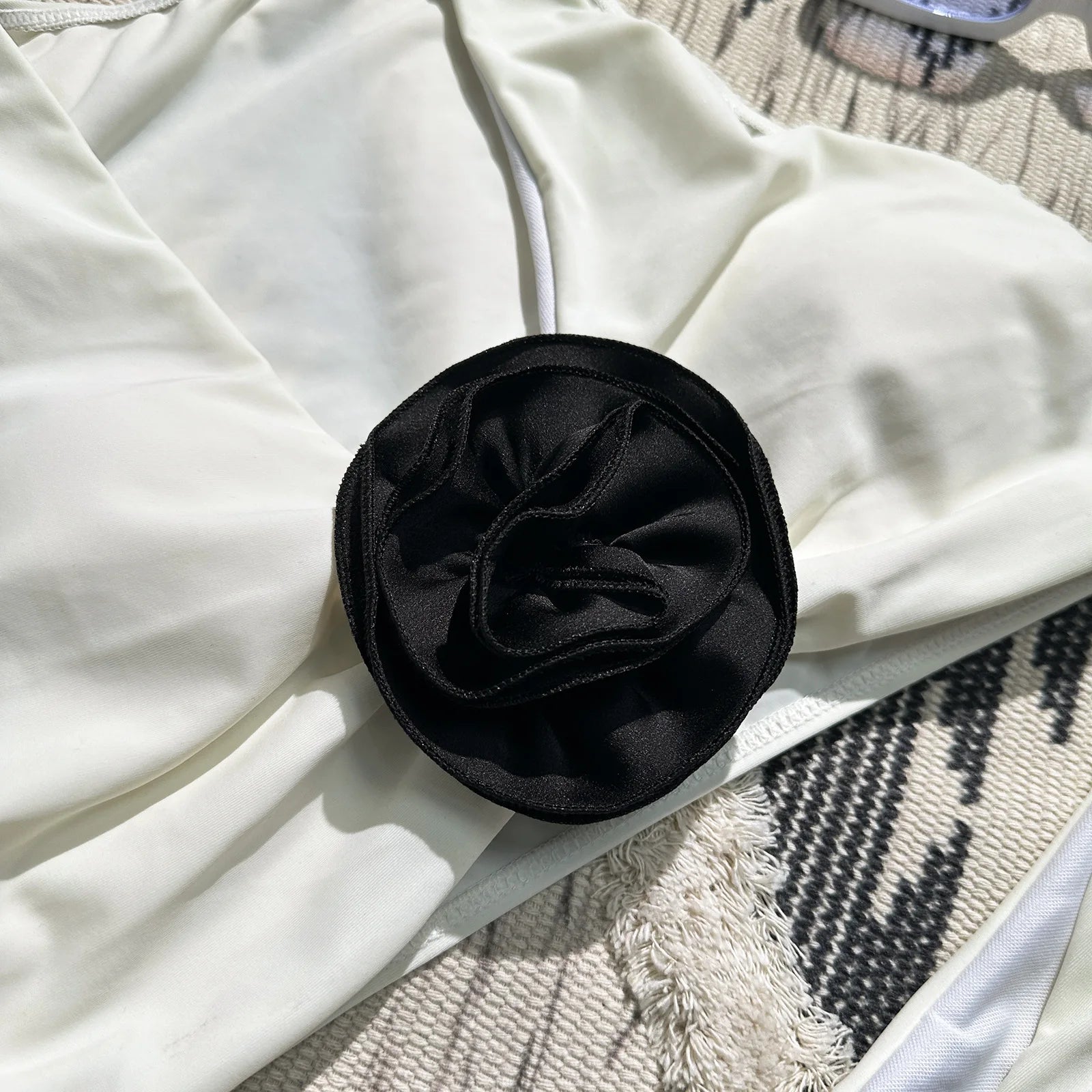 Bikini Flor blanco y negro, 2 colores y 4 tallas